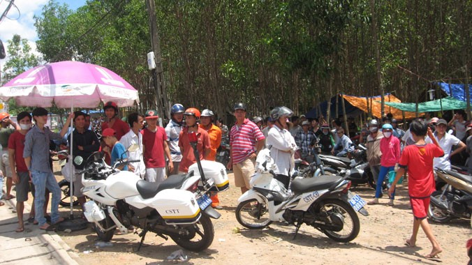 Người dân vây giữ xe mô tô của công an 