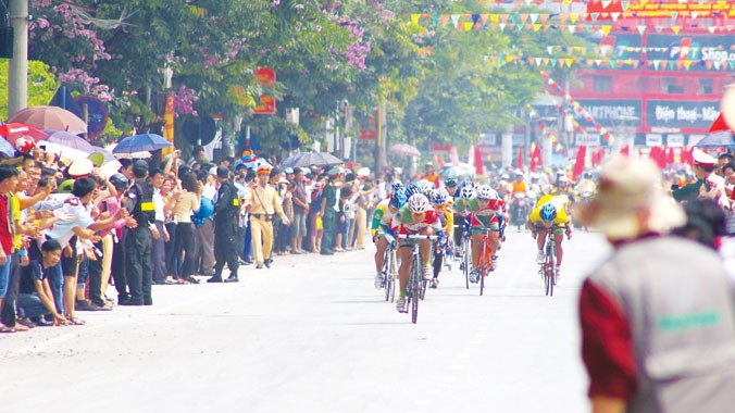  Các VĐV nam bung sức rút về đích tại quảng trường 7/5 ở thành phố Điện Biên. Ảnh: CMT