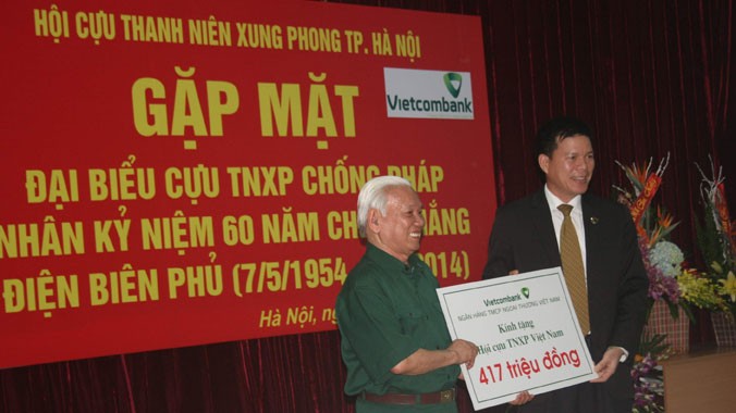  Phó Tổng Giám đốc Vietcombank Phạm Mạnh Thắng (bên phải) trao tặng tiền ủng hộ chương trình tặng quà cho cựu TNXP của báo Tiền Phong và T.Ư Hội cựu TPXP Việt Nam. Ảnh: Phương Hiếu
