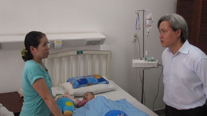 Ông Don Lam thăm một trẻ em bị bệnh tim mới được phẫu thuật