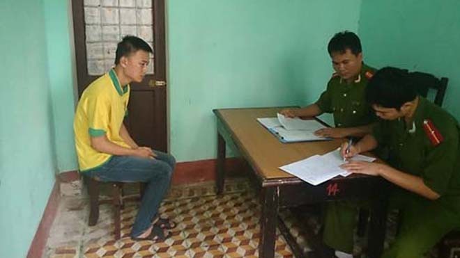 Cơ quan CSĐT tống đạt quyết định khởi tố vụ án, khởi tố bị can, tạm giam hai tháng đối với Trần Quang Độ ngày 12/5. Ảnh: Công an Thanh Hóa