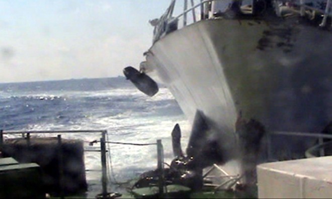 Lan can của tầu Cảnh sát biển Việt Nam 2012 gãy vụn sau cú đâm rất hung dữ của tàu Hải cảnh 44103 Trung Quốc.