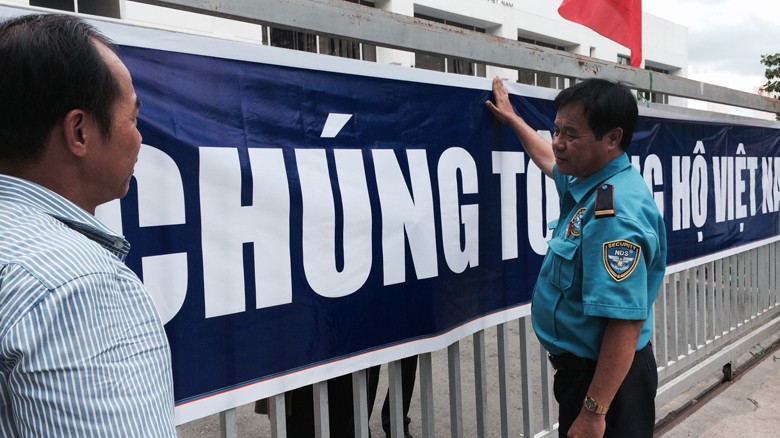  Công nhân ở KCN Việt Nam- Singapore đi làm trở lại và thể hiện tinh thần yêu nước ôn hòa. Ảnh: L.N