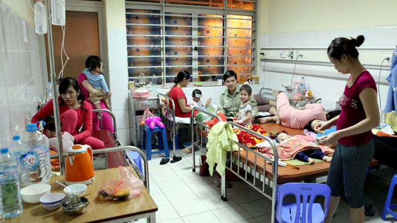 Các trẻ nhỏ đang điều trị bệnh sởi tại Bệnh viện Nhi Trung ương. ảnh: Ngọc Châu