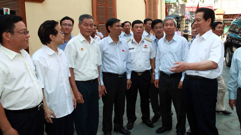 Thủ tướng Nguyễn Tấn Dũng tiếp xúc cử tri Hải Phòng. ảnh: Hoài Văn 
