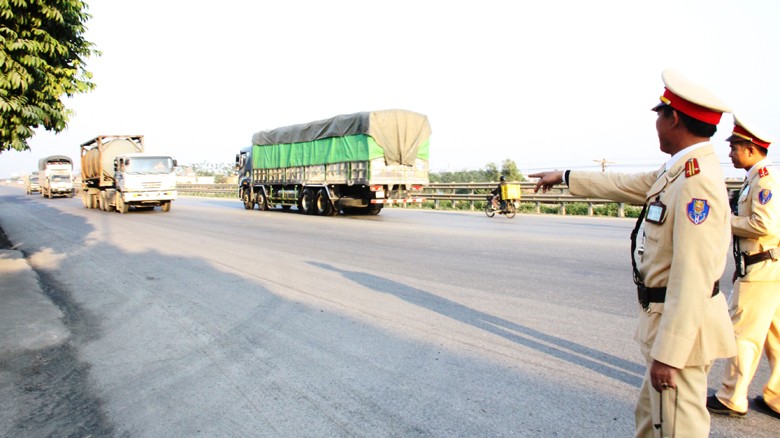 CSGT Ninh Bình kiểm tra xe quá tải