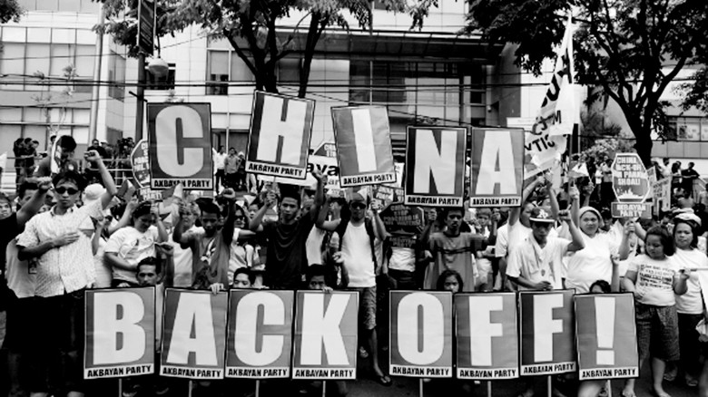 Người Philippines biểu tình trước Lãnh sự quán Trung Quốc ở thành phố Makati để phản đối các hành động gây hấn của Bắc Kinh trên biển Đông. Ảnh: Philstar