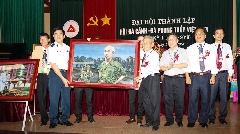  Hội Đá cảnh - Đá phong thủy Việt Nam tặng quà quý cho cảnh sát biển