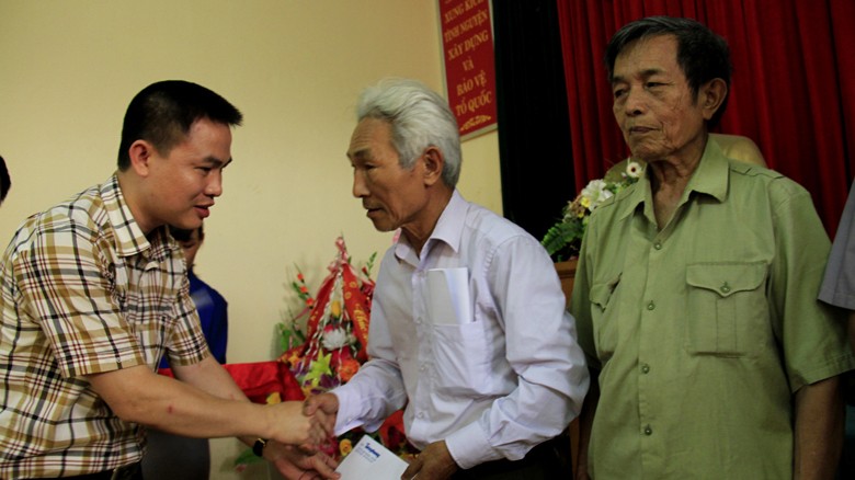  Ông Nguyễn Sỹ Tâm, Tổng giám đốc Cty diệt mối và khử trùng Hà Nội tặng quà cho các cựu TNXP tỉnh Hòa Bình