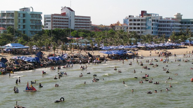  Bãi biển Sầm Sơn (Thanh Hoá), một điểm thu hút đông khách du lịch