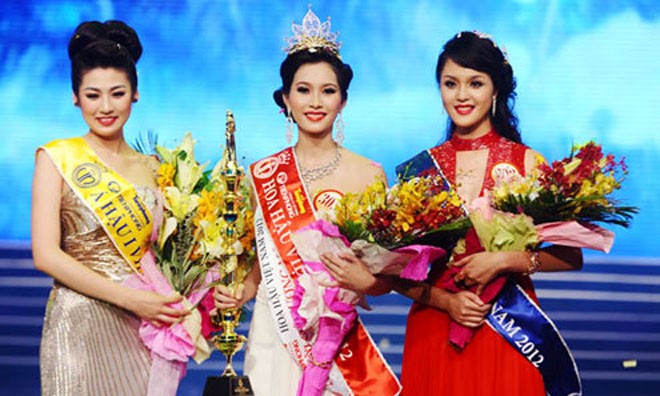 Đặng Thu Thảo (giữa) đăng quang ở cuộc thi Hoa hậu Việt Nam 2012. 
