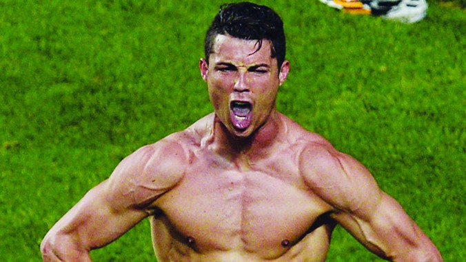 Ronaldo khoe “phom” chuẩn sau khi ghi bàn ấn định chiến thắng cho Real Madrid. Ảnh: AP 