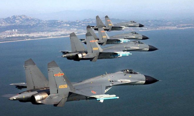 Các chiến đấu cơ của Trung Quốc bay trên biển Hoa Đông. Ảnh: Kyodo.