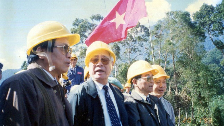  Thủ tướng Võ Văn Kiệt ngày đó (thứ 2 từ trái sang) thường xuyên xuống công trình kiểm tra tiến độ dự án đường dây 500KV. Ảnh: T.L