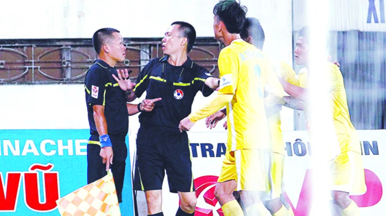Các cầu thủ Hải Phòng phản ứng với quyết định của trọng tài trong trận thua QNK Quảng Nam cuối tuần qua. Ảnh: VSI.