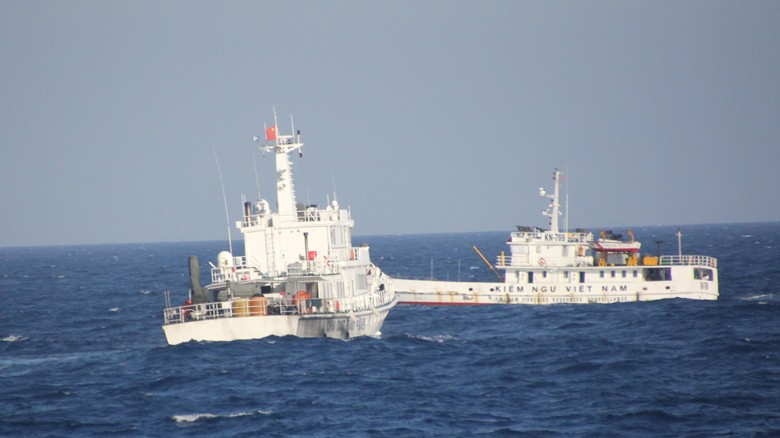 Tàu KN 769 khôn khéo tránh cú đâm trực diện của tàu hải cảnh 37102 của Trung Quốc. Ảnh: Công Khanh.