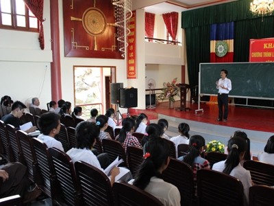 Thầy Phạm Tuấn Đạt dạy lý tại lớp luyện thi miễn phí chùa Biện Sơn.