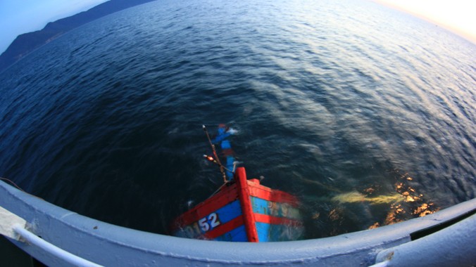 Tàu cá ĐNa 90152TS bị tàu Trung Quốc đâm chìm đang được lai dắt vào bờ. Ảnh: Nguyễn Huy