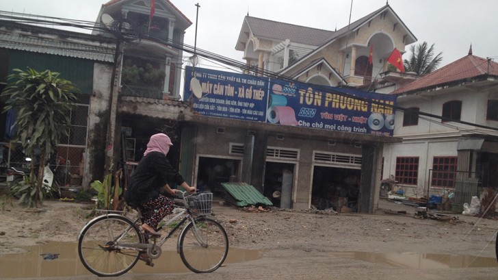 QL 1A qua huyện Quỳnh Lưu - Nghệ An bị tôn cao khiến nhà dân “lọt thỏm”. Ảnh: Sỹ Lực