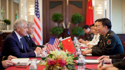 Bộ trưởng Quốc phòng Mỹ Chuck Hagel (trái) trong cuộc gặp Phó Tổng tham Mưu trưởng Trung Quốc Vương Quán Trung. Ảnh: AP