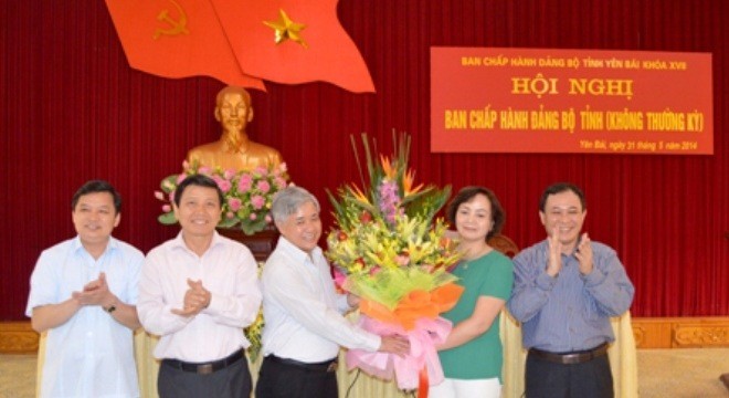Thường trực Tỉnh uỷ tặng hoa chúc mừng bà Phạm Thị Thanh Trà. Ảnh: VOV 