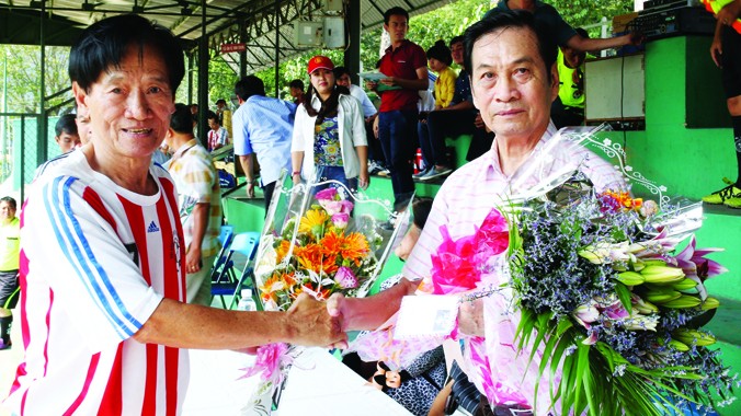 HLV Tam Lang (phải) nhận hoa trong lễ mừng sinh nhật thứ 72 của ông ngày 14/2/2014. ảnh: VSI