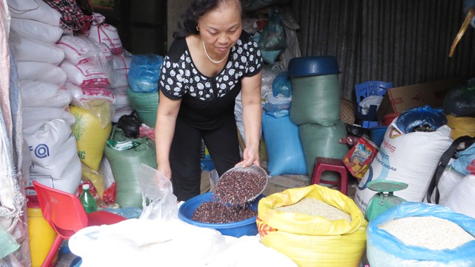  Gạo lứt bán tại chợ Nghĩa Tân (Cầu Giấy, Hà Nội). Ảnh: Quỳnh Nga