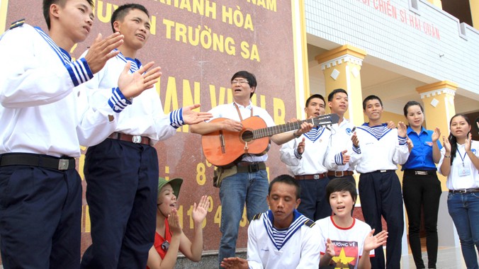 Các đại biểu giao lưu văn nghệ với cán bộ chiến sỹ đảo Phan Vinh B ngày 2/6. Ảnh: Xuân Tùng