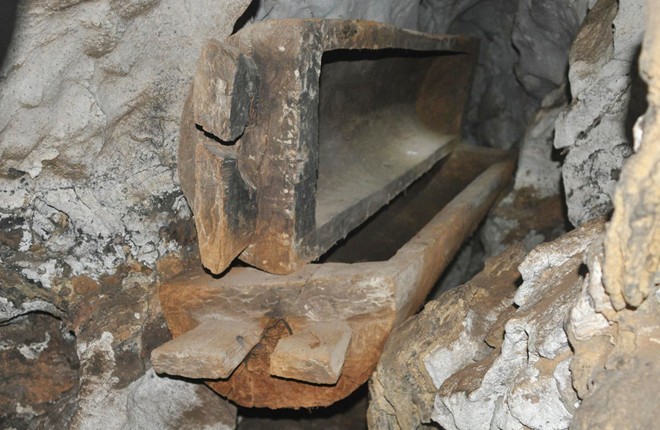 Chiếc quan tài bằng thân gỗ nguyên khối được gác trên một vách đá 