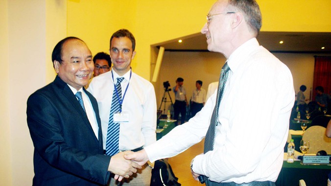 Phó Thủ tướng Nguyễn Xuân Phúc trao đổi với các chuyên gia quốc tế tham gia diễn đàn 