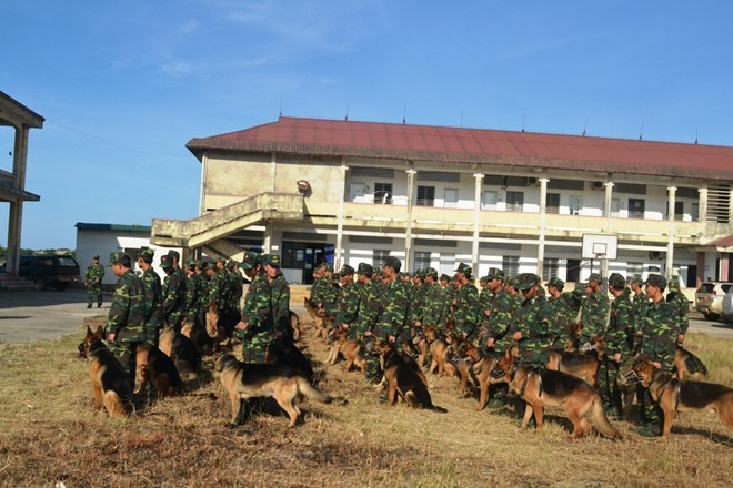 Lực lượng Biên phòng và chó nghiệp vụ vừa được bổ sung đã có mặt tại KKT Vũng Áng. Ảnh: Zing