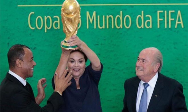 Tổng thống Dilma Rousseff nhận cúp từ Chủ tịch FIFA Sepp Blatter