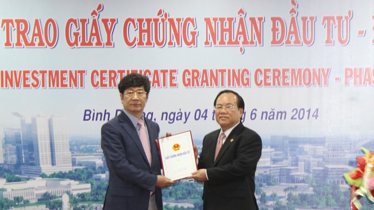 Ông Lê Thanh Cung trao giấy chứng nhận cho các nhà đầu tư nước ngoài vào Bình Dương