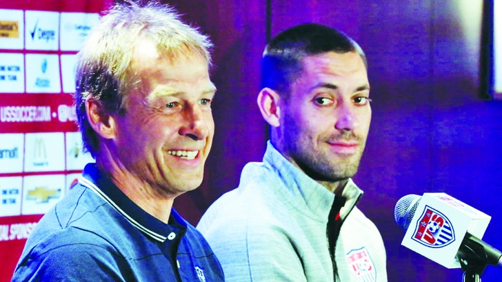 HLV Klinsmann “mở cửa” với sex khiến học trò Clint Dempsey (phải) mỉm cười thích thú. Ảnh: AP