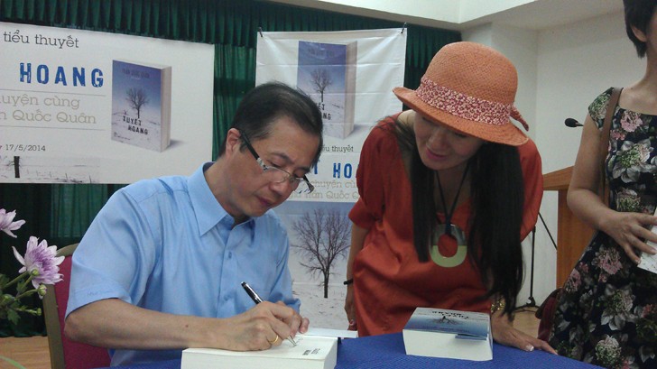 Tác giả Trần Quốc Quân ký tặng bạn đọc trong buổi ra mắt cuốn “Tuyết hoang”, Hà Nội tháng 5/2014