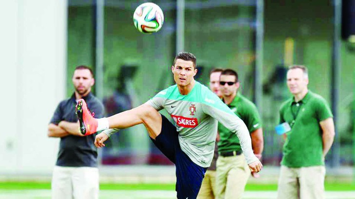 Ronaldo hướng tới danh hiệu cấp độ đội tuyển đầu tiên trong đời. Ảnh: AP