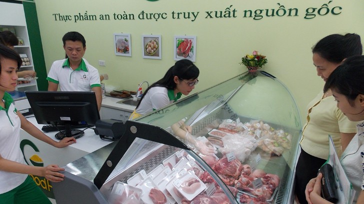 Người dân đến mua thực phẩm sạch của Green Food Hà Nội tại cửa hàng 111 Tô Hiệu (Hà Đông). Ảnh: Anh Trọng