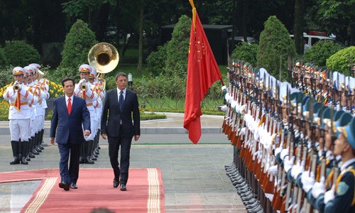 Thủ tướng Nguyễn Tấn Dũng và Thủ tướng Matteo Renzi tại lễ đón chính thức - Ảnh: Ngọc Thắng (Thanh Niên)
