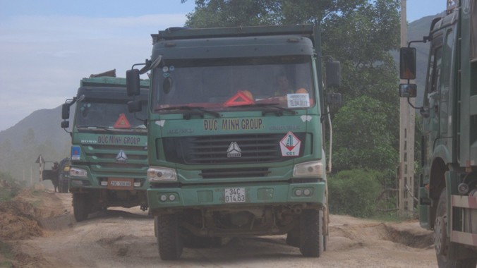 Nhiều xe tải trọng tải lớn chở đất, đá làm hư hỏng đường trên tuyến Quốc lộ Nghi Sơn-Bãi Trành. Ảnh: Hoàng Lam