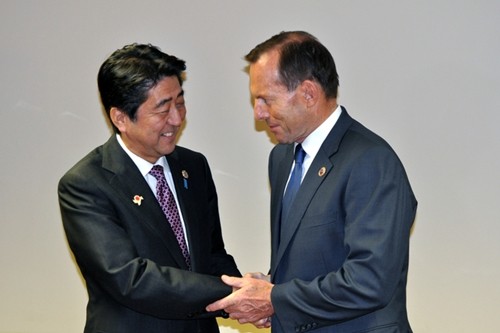 Thủ tướng Australia Tony Abbott và Thủ tướng Nhật Shinzo Abe đã ký hiệp ước tự do thương mại song phương và một thỏa thuận về hợp tác an ninh. Ảnh: ĐSPL