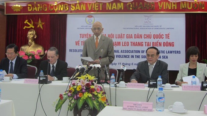 Ông Jitendra Sharman (giữa) đại diện Hội Luật gia Dân chủ Quốc tế đọc Tuyên bố về tình trạng vi phạm leo thang tại biển Đông. Ảnh: Bình Giang