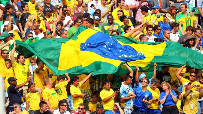 CĐV Brasil sẵn sàng cho lễ hội samba mừng chiến thắng ngày khai mạc. ảnh: globalpost 