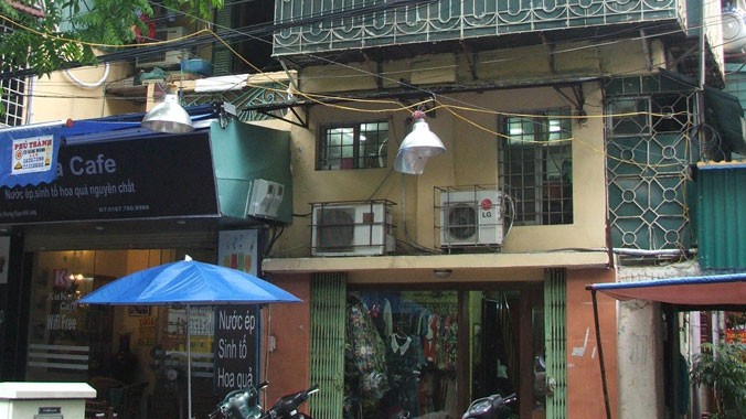 Do quản lý kém, nhiều biệt thự Pháp trên phố Trần Hưng Đạo đã bị biến dạng. ảnh:Mminh Tuấn