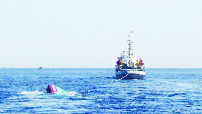 Tàu cá Việt Nam bị tàu Trung Quốc đâm chìm một cách vô nhân đạo 