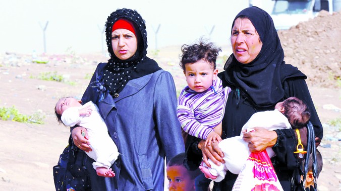 Người tị nạn rời bỏ thành phố Mosul tránh chiến sự. Ảnh: AP 