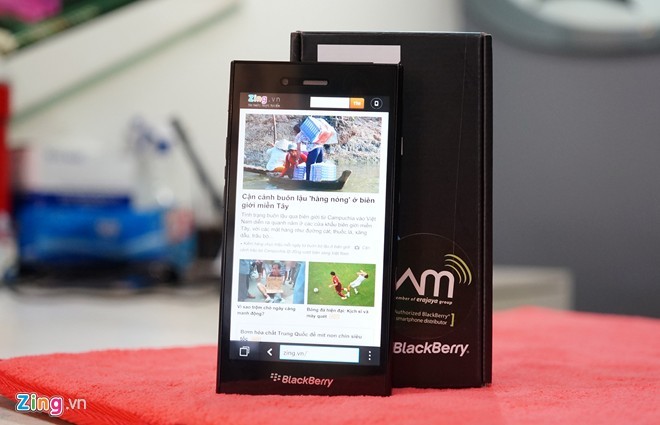 Mở hộp BlackBerry Z3 xách tay giá 5 triệu đầu tiên về VN