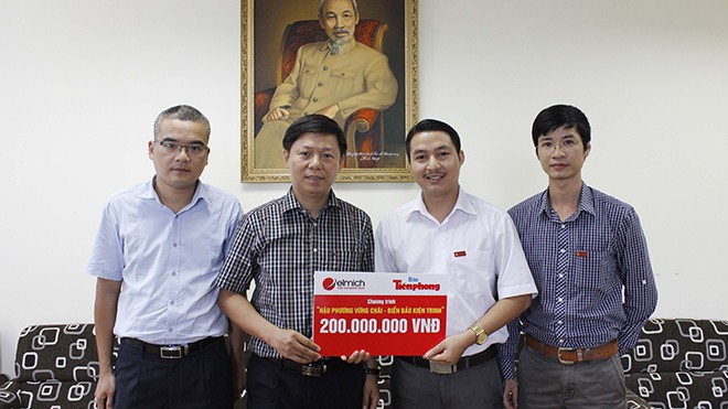  Ông Nguyễn Minh Tâm, Giám đốc Kinh doanh Elmich Việt Nam trao biểu trưng số tiền ủng hộ các lực lượng đang làm nhiệm vụ tại Hoàng Sa cho Phó TBT Báo Tiền phong Trần Thanh Lâm.
