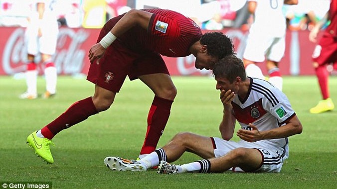 Tình huống xấu xí giữa Pepe và Muller. Ảnh: Getty Images