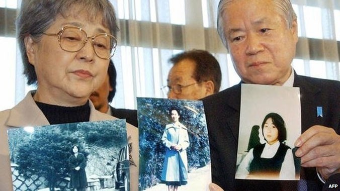 Hai vợ chồng người Nhật Bản, Shigeru và Sakie Yokota, nhiều năm qua tìm kiếm con gái Megumi được cho rằng bị Triều Tiên bắt cóc. Ảnh: Getty Images