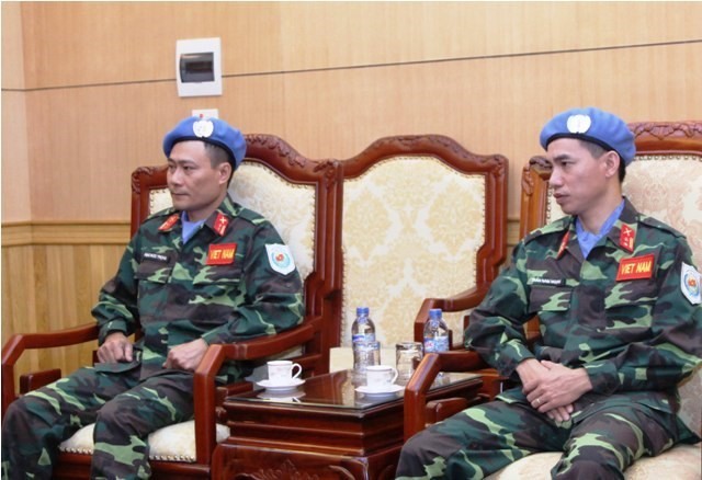 Trung tá Mạc Đức Trọng (trái) và Trung tá Trần Nam Ngạn tại buổi gặp.